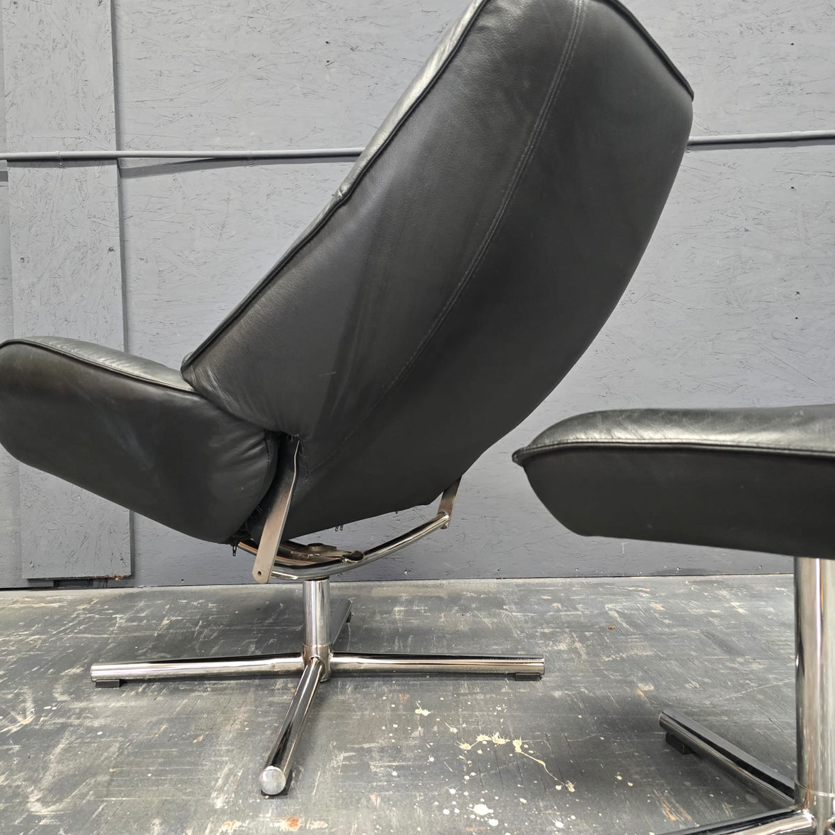 Leder Drehsessel mit Hocker – 1970er Jahre