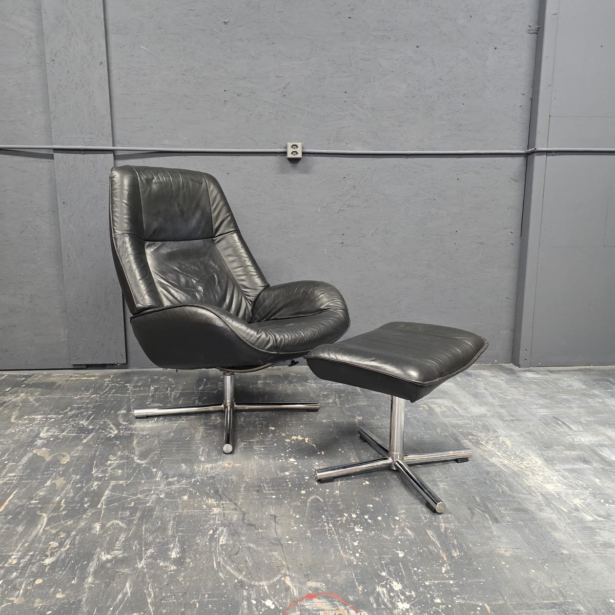 Leder Drehsessel mit Hocker – 1970er Jahre