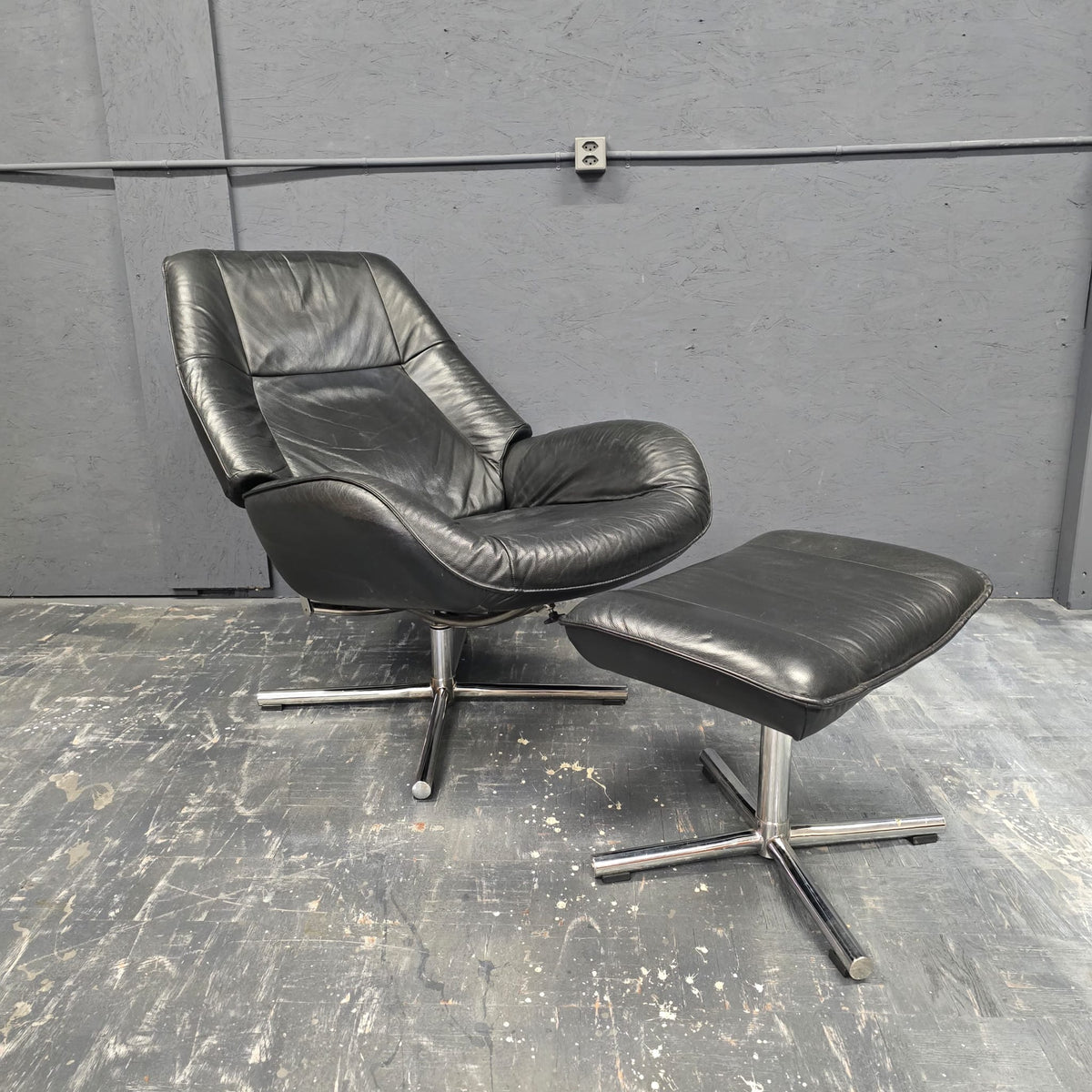 Leder Drehsessel mit Hocker – 1970er Jahre