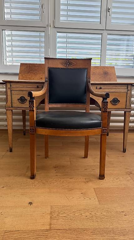 Eleganter Schreibtisch im Biedermeier
