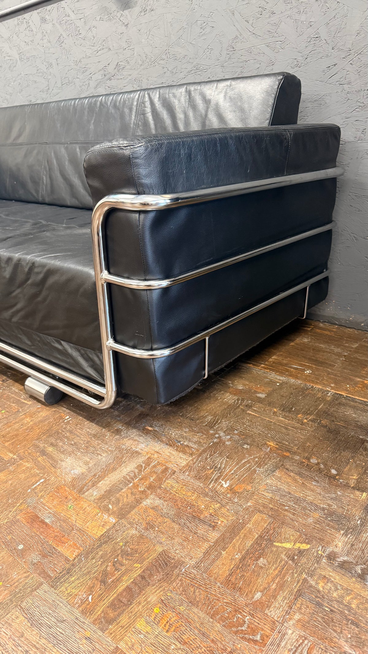 Lederschlafsofa mit Chromgestell – Schwarz