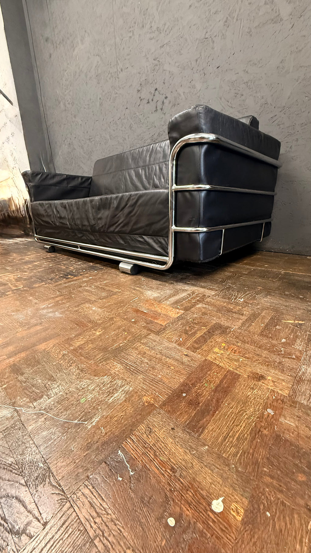Lederschlafsofa mit Chromgestell – Schwarz