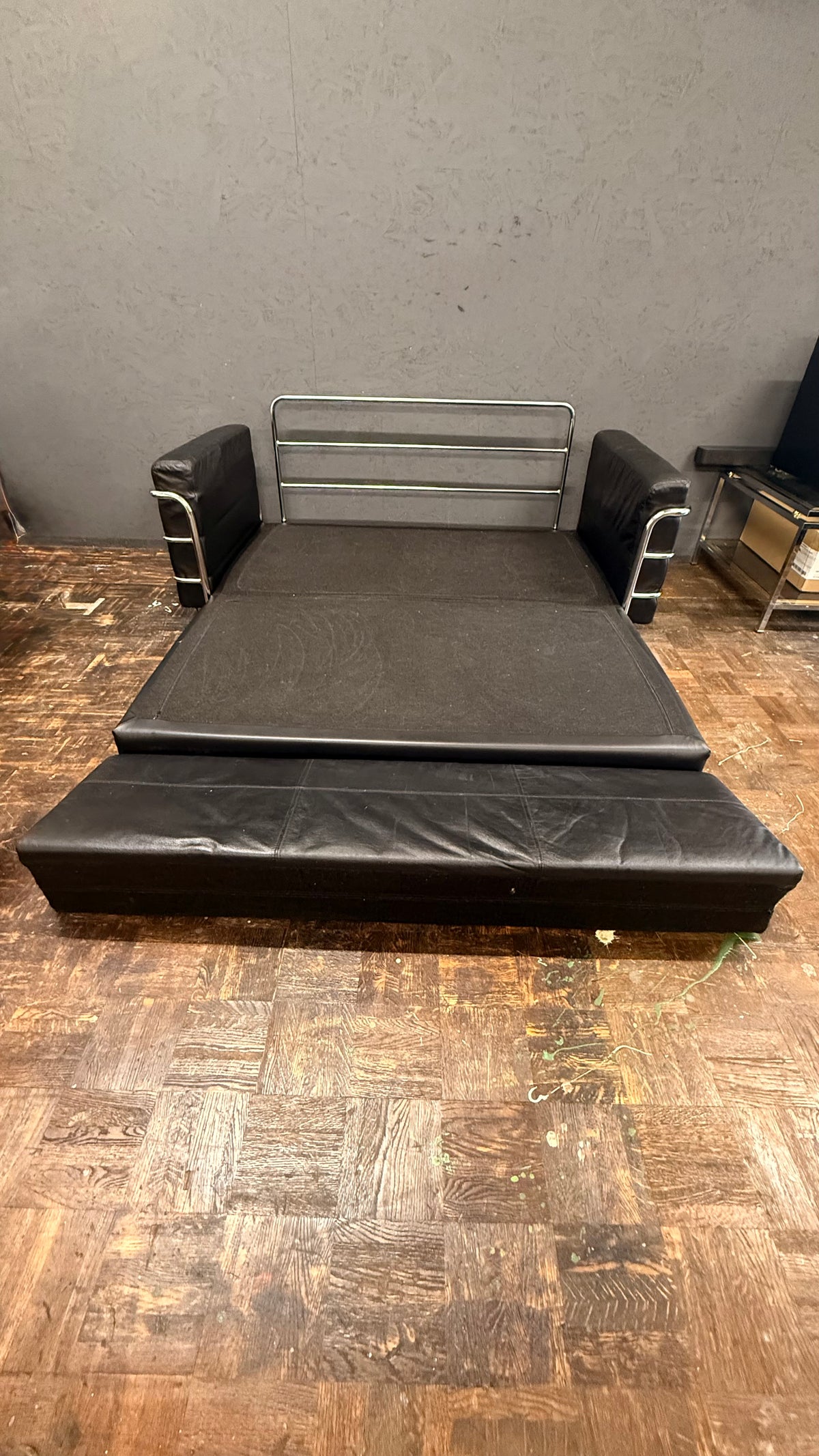 Lederschlafsofa mit Chromgestell – Schwarz