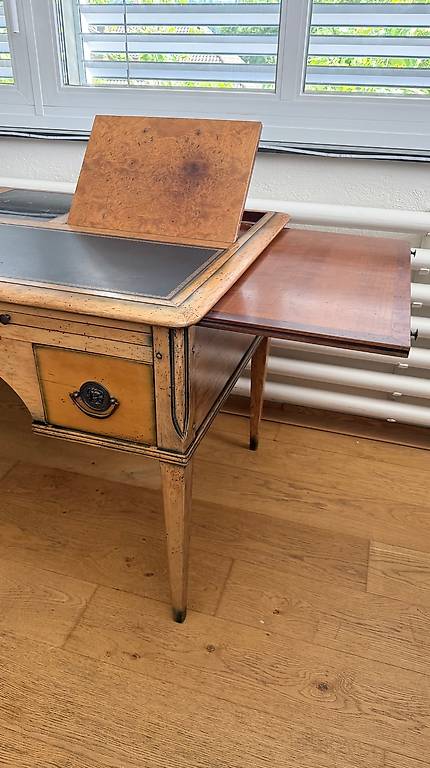 Eleganter Schreibtisch im Biedermeier