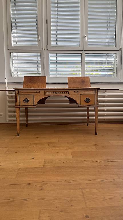 Eleganter Schreibtisch im Biedermeier