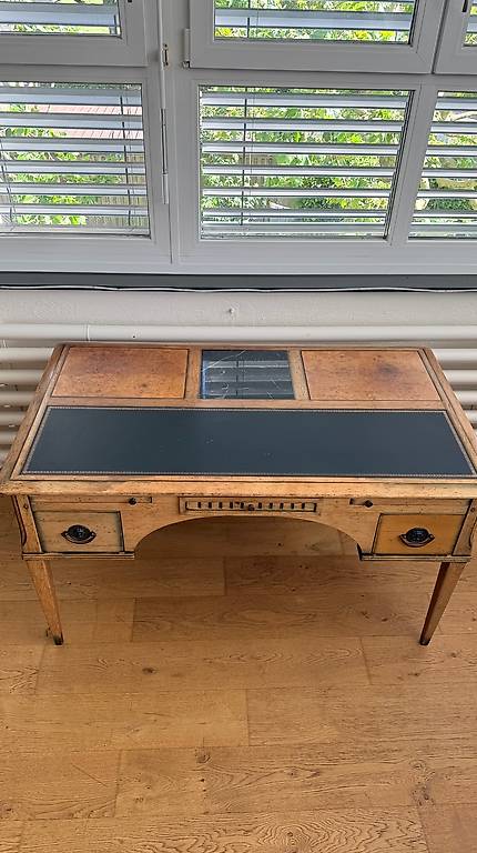Eleganter Schreibtisch im Biedermeier