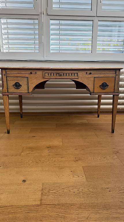 Eleganter Schreibtisch im Biedermeier