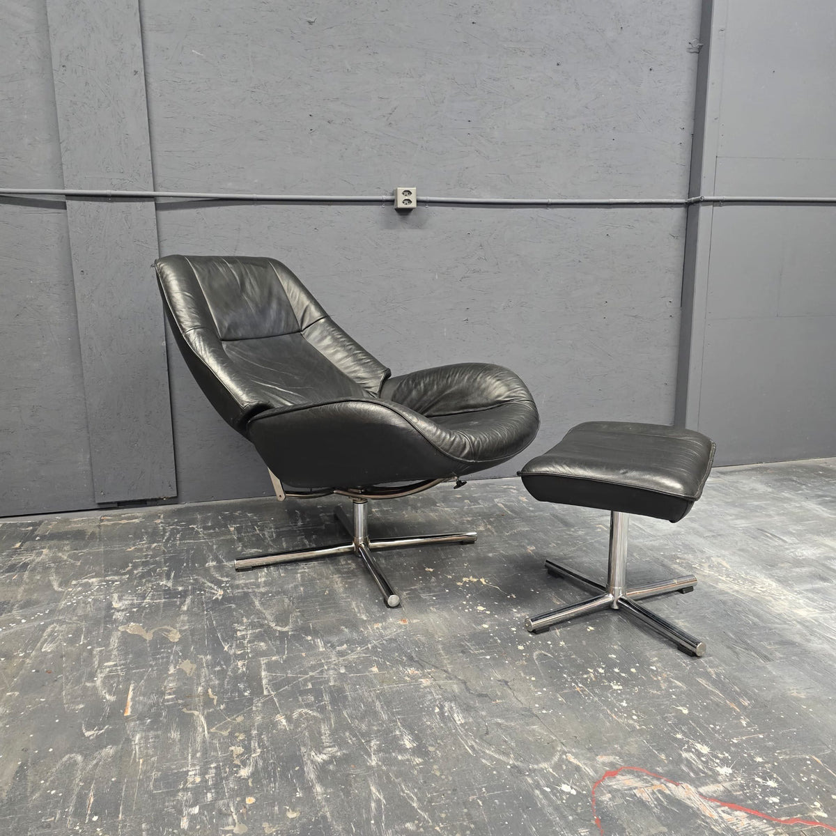Leder Drehsessel mit Hocker – 1970er Jahre