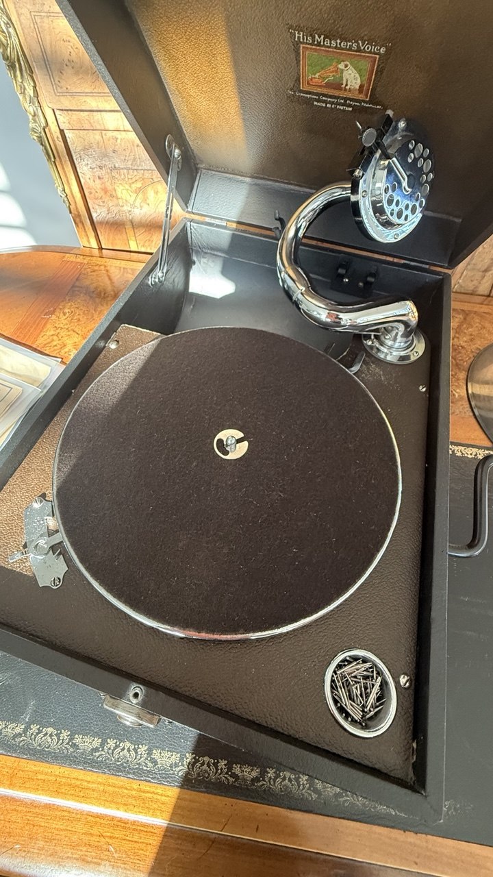 Original HMV „His Master’s Voice“ Koffergrammophon · England ·