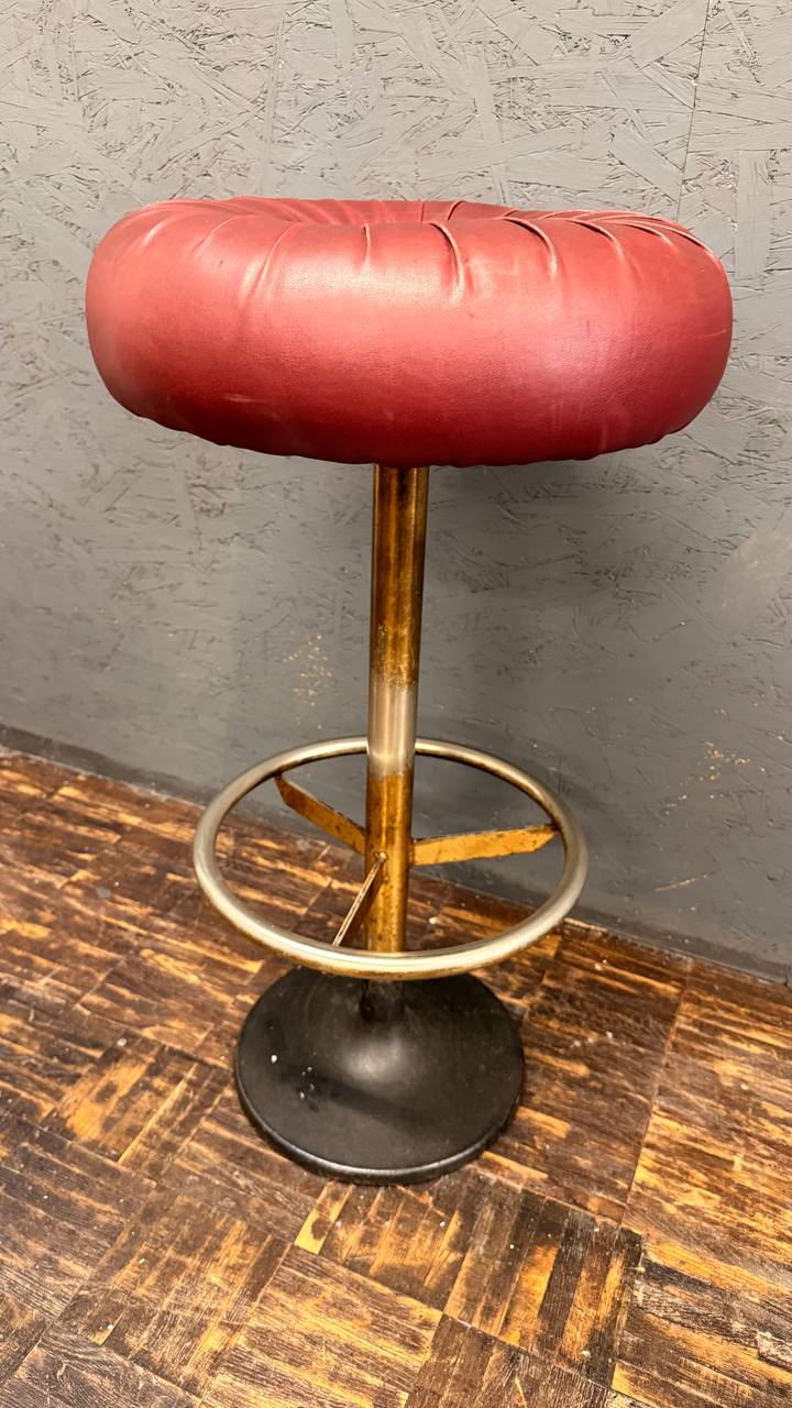 Barhocker mit weinrotem Polstersitz