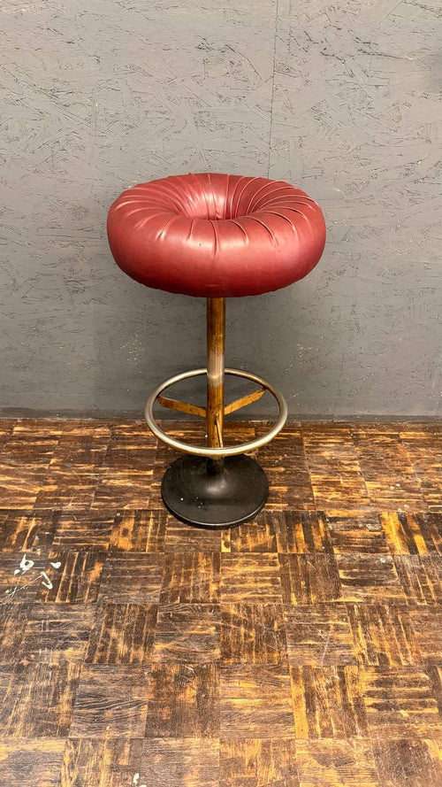 Barhocker mit weinrotem Polstersitz