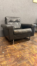 Ledersessel in Schwarz mit Metallgestell