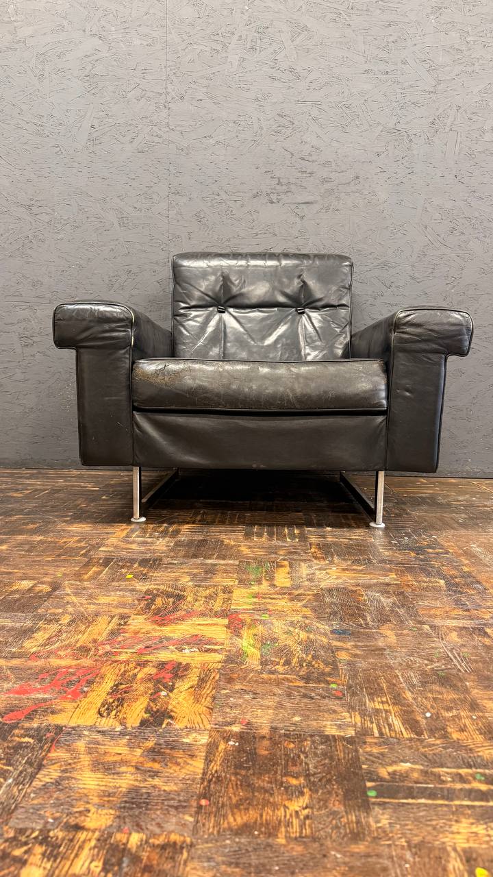 Ledersessel in Schwarz mit Metallgestell