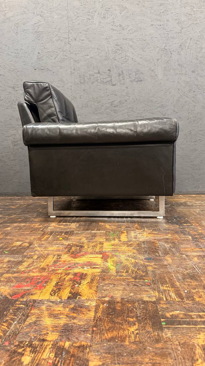 Ledersessel in Schwarz mit Metallgestell