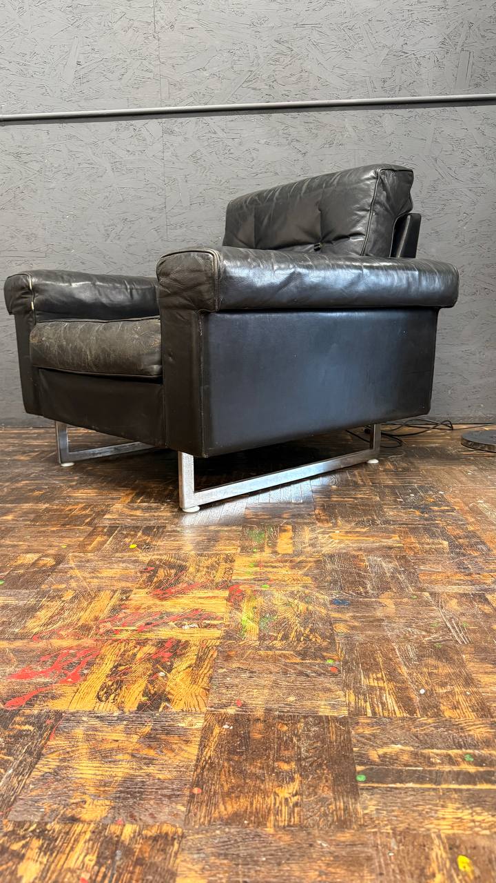 Ledersessel in Schwarz mit Metallgestell