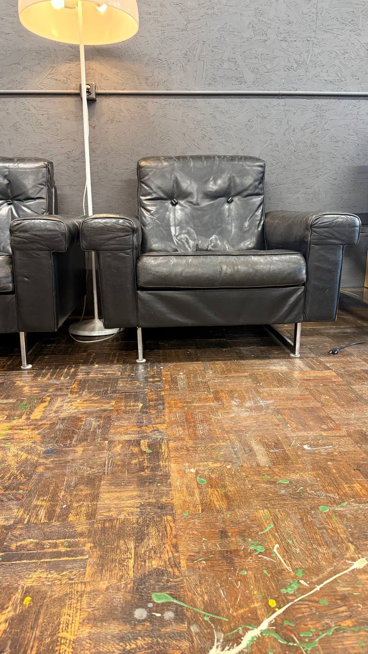 Ledersessel in Schwarz mit Metallgestell