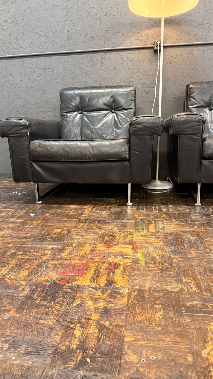 Ledersessel in Schwarz mit Metallgestell