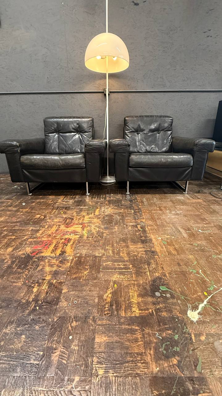 Ledersessel in Schwarz mit Metallgestell