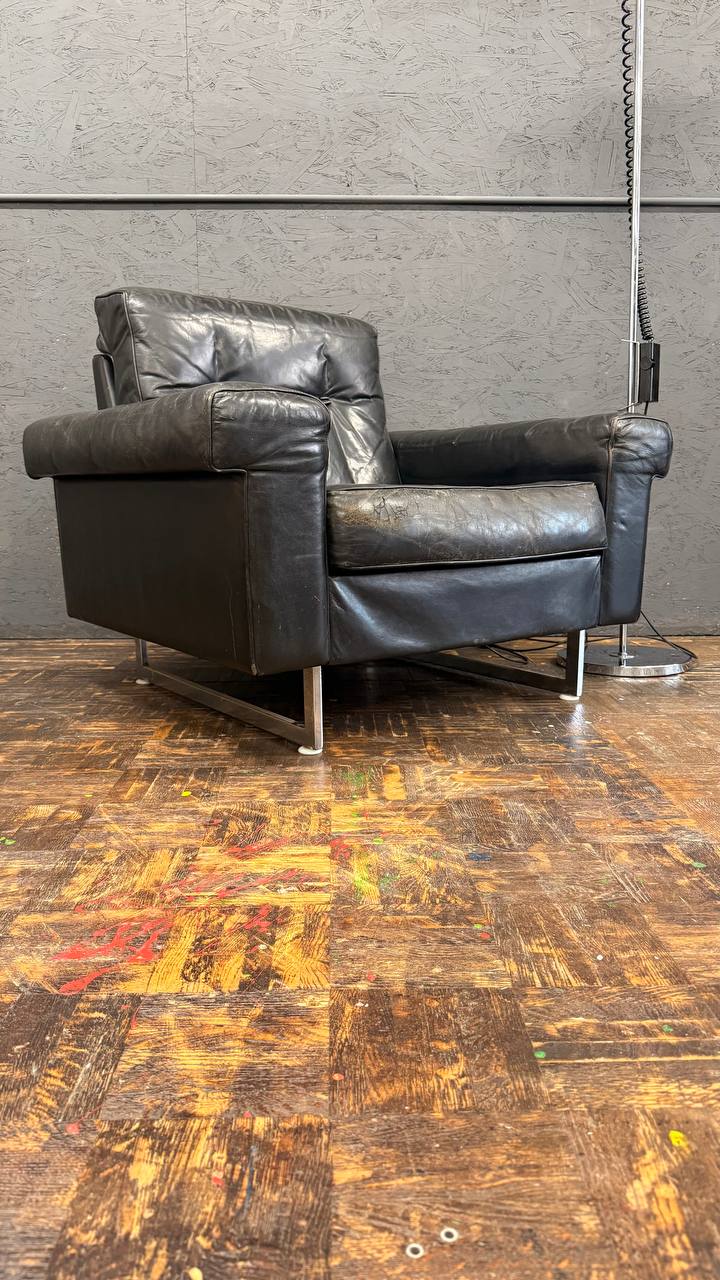 Ledersessel in Schwarz mit Metallgestell