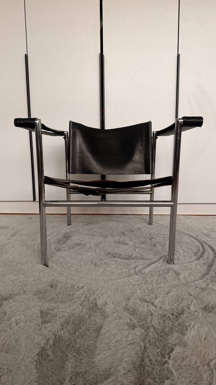 Schwarzer Sessel im Stil des LC1 – Leder & Chrom